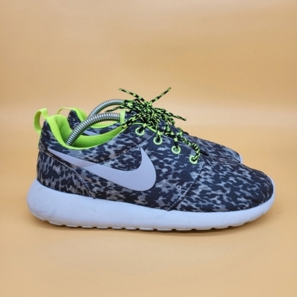 Nike Roshe Run Women's Gray Running Shoes Size 6.5 - Picture 3 of 7